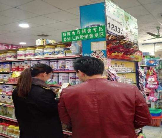 图3为,2017年12月7日工作人员在贵港市覃塘区正大百货超市检查食品
